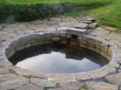 Snorralaug est une petite piscine primitive alimentée par un petit aqueduc